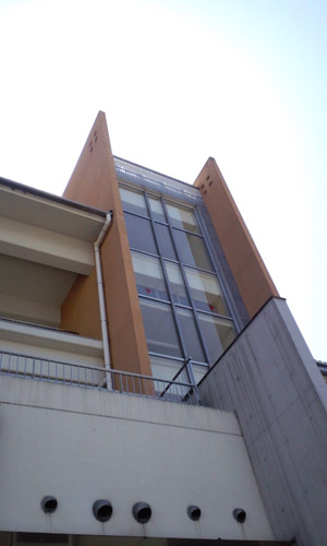 巨大ネコの正体! 何の建物か分かりますか〜??